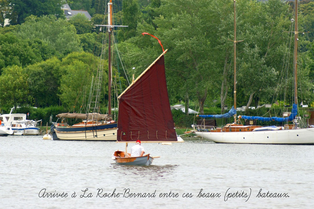 Jolie vue de "Numéro 33" passant au portant à travers le mouillage de La Roche Bernard. 