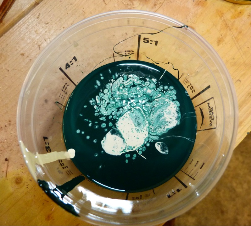 Comme le bleu c&eacute;leste, ce vert d'eau est un m&eacute;lange de plusieurs teintes polyur&eacute;thane bi-composant. Il n'y plus maintenant que du blanc cr&egrave;me et du vert "brume de jade" : avec un nom comme &ccedil;a, ce sera forc&eacute;ment beau. Du fait que je dose la base et le durcisseur au millilitre pr&egrave;s, &agrave; la seringue, je peux reproduire la teinte couche apr&egrave;s couche. 