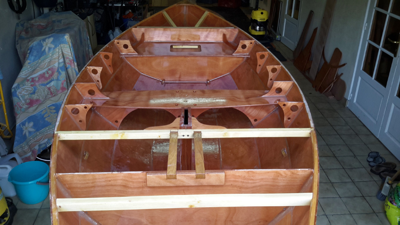 Patrick nous envoie cette image du Skerry Raid (N&deg;3 en France) qu'il construit dans la Dr&ocirc;me. Il pr&eacute;voit de le terminer cet hiver afin de venir le lancer au Rassemblement Arwen Marine et participer au Championnat de France des Skerry Raid. Il &eacute;crit qu'il est ainsi certain d'&ecirc;tre sur le podium (normal : 3 marches !) Attention Patrick, un 4e peut toujours &ecirc;tre construit d'ici l&agrave;... 