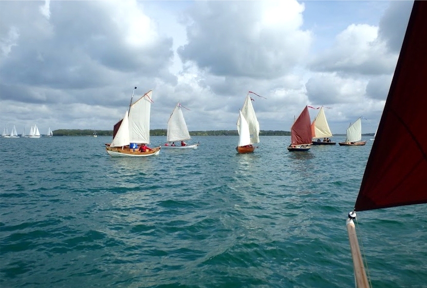 "Anouket" masquant "Pirate du Rhône", "La Marie Pupuce", l'Elorn "Txakoli", "Cotentin", le Biraou "An Treizh" et "Aldies II" avec au premier plan le foc à emmagasineur du Pirmil "Thema". 