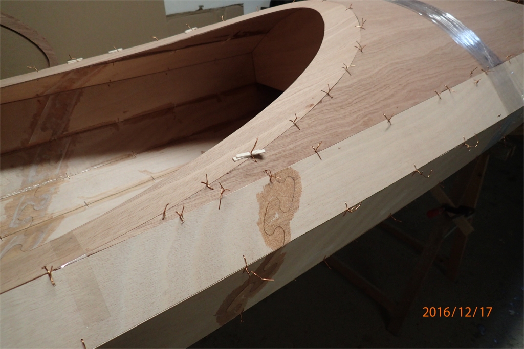 Les cinq derni&egrave;res photos nous viennent d'Yves, qui construit un Shearwater Double. Voici un gros plan sur la partie avant de l'ouverture du cockpit arri&egrave;re. On aper&ccedil;oit un bout de la cloison temporaire centrale qui permet de faciliter le cintrage des panneaux de pont pendant leur couture. 