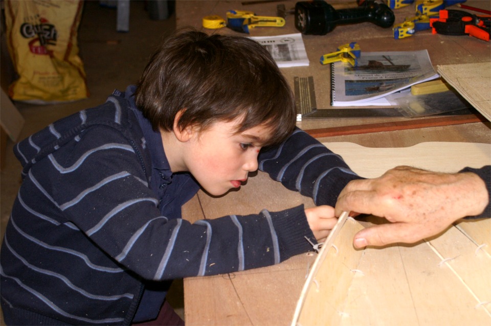 "Cousu-collé" : on commence par coudre, en s'appliquant pour bien faire rentrer le fil dans le bon trou.