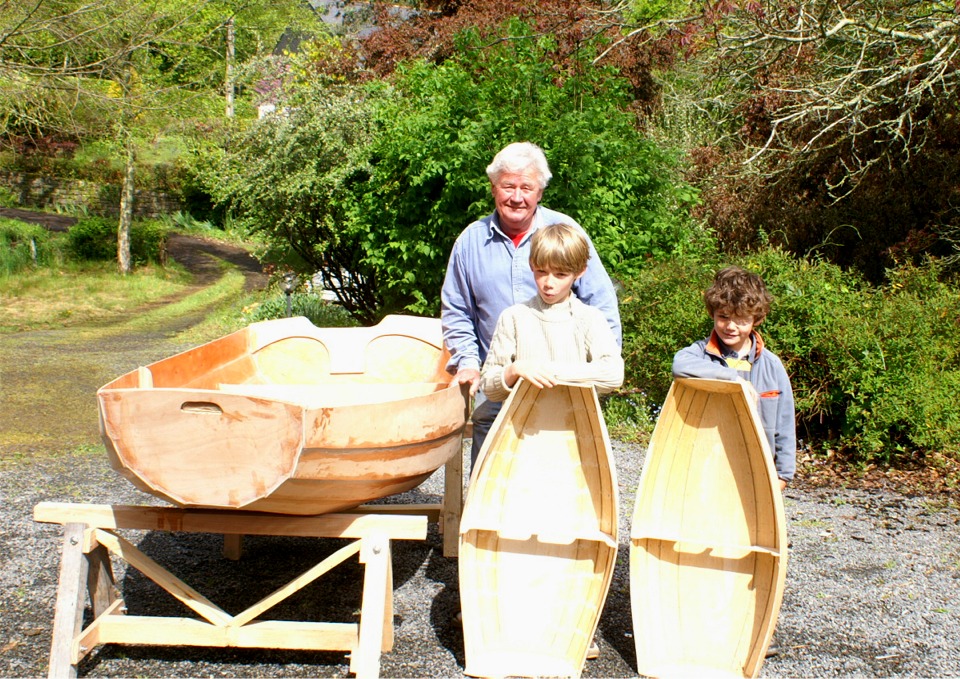 Cette "règle du cube" ne s'apprend réellement qu'en construisant et faisant naviguer des modèles réduits : la réduction de volume de la coque interdit de les lester en fonction de leur surface de voilure, qui elle ne réduit qu'en fonction du carré de la réduction ! 