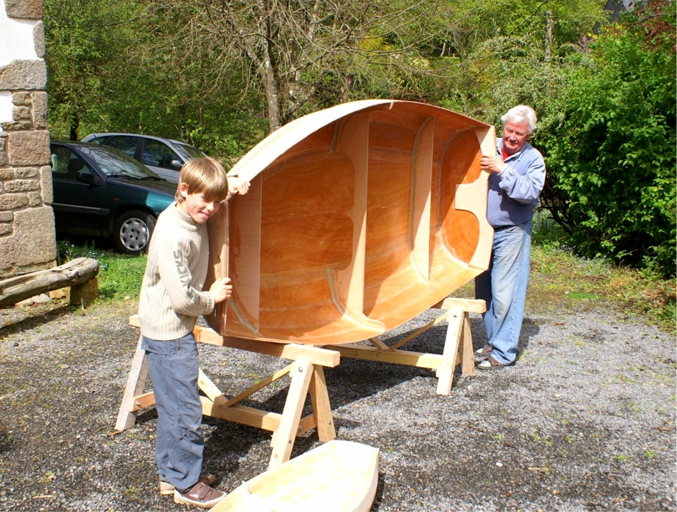 Loïc m'a confié au salon un reportage photo de la construction d'une Prame d'Eastport en compagnie de ses petits-enfants. Je suis en train de réaliser une page sur leur projet que je mettrai prochainement en ligne. 