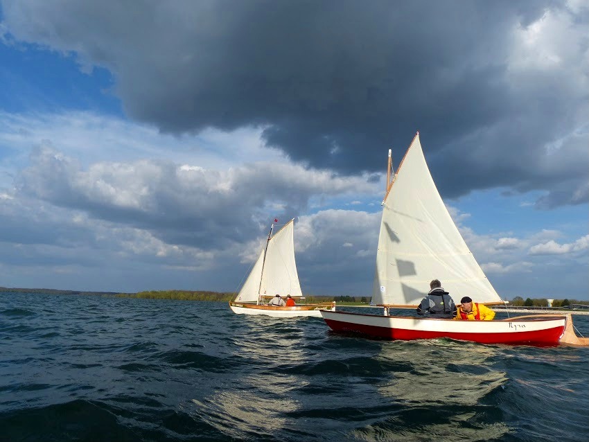 Et "Ilyva" s'élance pour ses premiers bords à la voile, en compagnie "d'Anouket". 