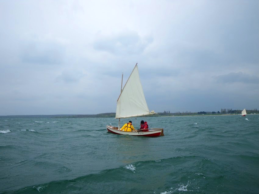 Le lendemain, le vent a forci et le soleil est définitement parti se retirer à Menton. Et c'est Didier qui accompagne Francis sur "Ilyva", grand-voile au bas ris. 