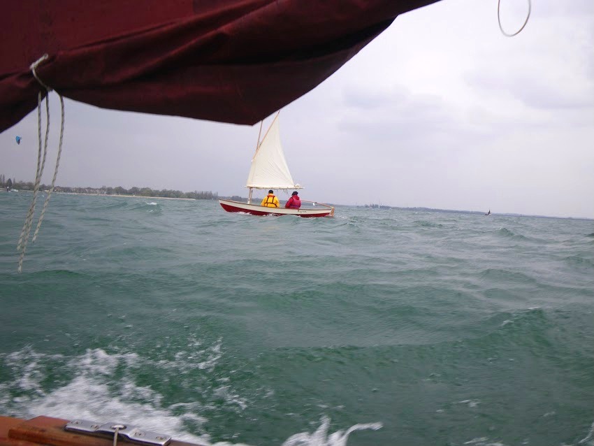 Didier est venu de Brest sans son propre Skerry "Chasse-Marée", et il aide Francis à se perfectionner dans la pratique de la voile à l'échelle 1. 