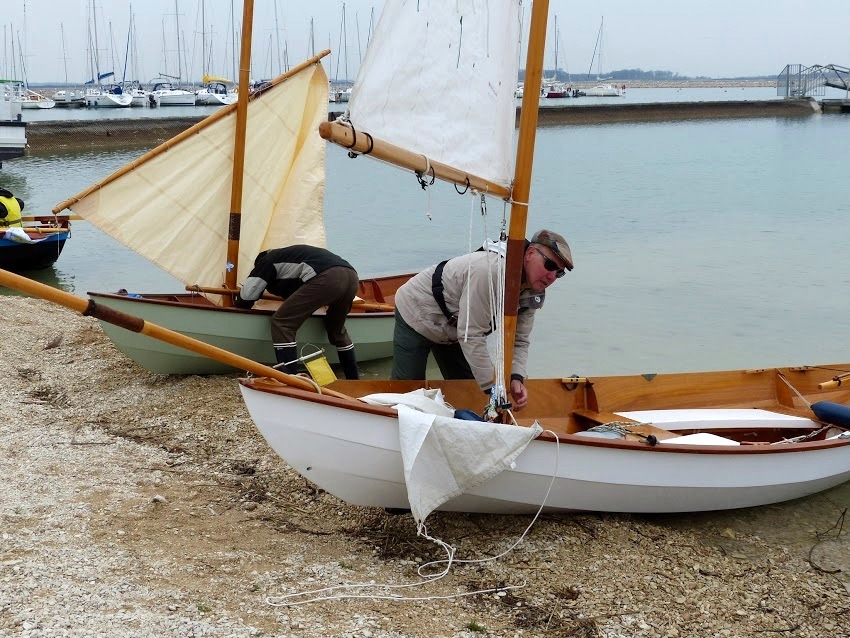 Sur les Skerry "La Marie Pupuce" et "Babyole", on largue les ris. Gérard a même sorti son foc qu'il n'enverra finalement pas. 