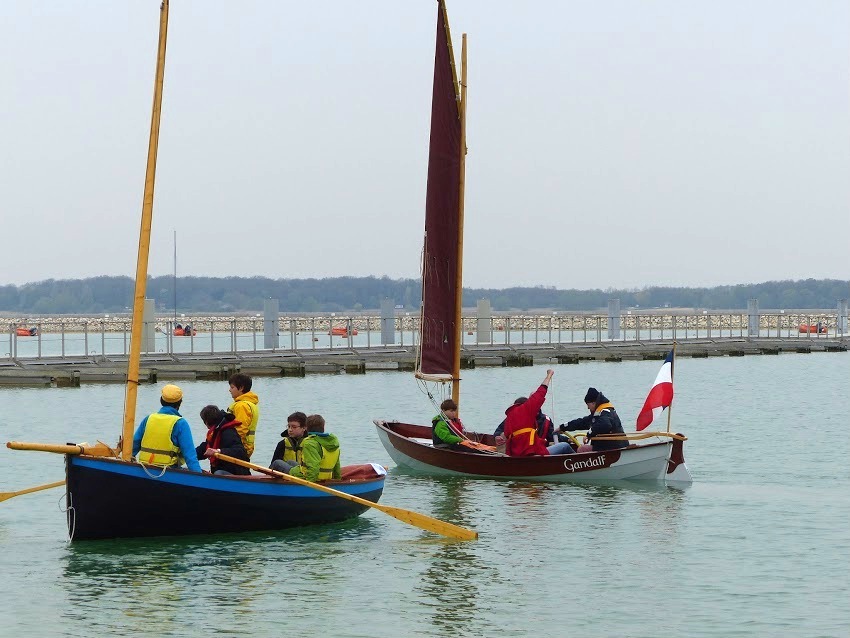 L'Ilur "Tournepierre" manoeuvre à l'aviron tandis que "Gandalf" peine à se déhaler. 