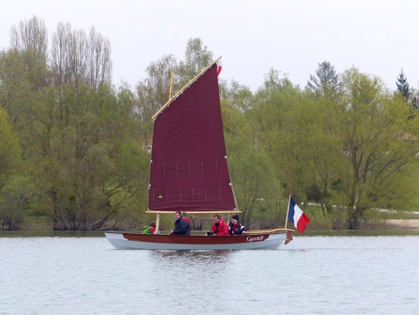 Cette voile au tiers est nettement trop petite pour le petit temps, et je réfléchis à une voile plus grande et plus creuse : à suivre. 