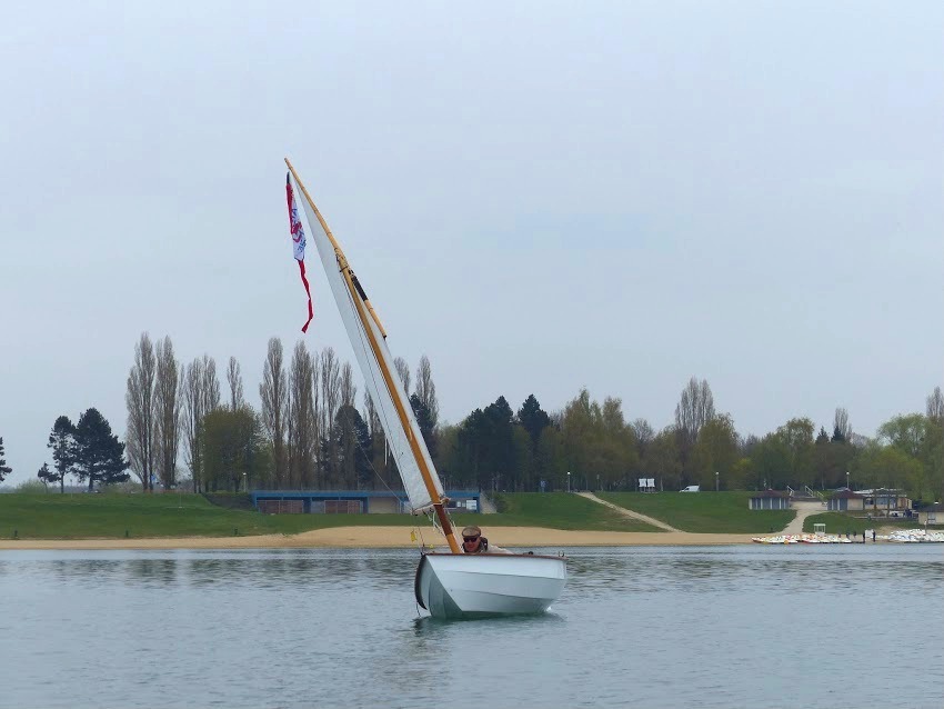 Gérard fait giter "La Marie Pupuce" pour réduire sa surface mouillée. 