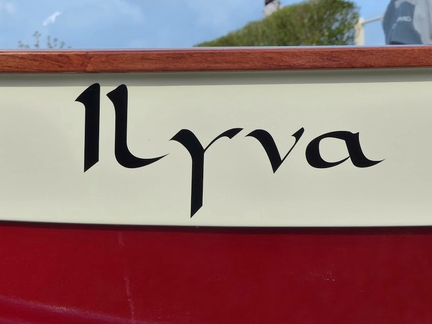 Le lettrage du nom d'Ilyva (fourni par Arwen Marine) utilise la police Carolingia. 