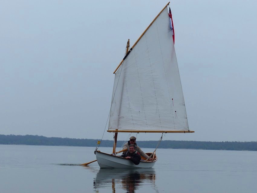 Gérard rame avec un seul aviron et nous sommes tous deux surpris par l'efficacité de cet aviron unique, dérive basse et gouvernail à poste : bon à savoir en cas de perte d'une dame de nage. 