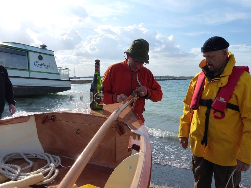 Ludo examine le gouvenail "d'Ilyva" tandis que Gérard MacGyver a providentiellement sorti une bouteille de cidre bouché pour baptiser le tout nouveau Skerry de Francis. 