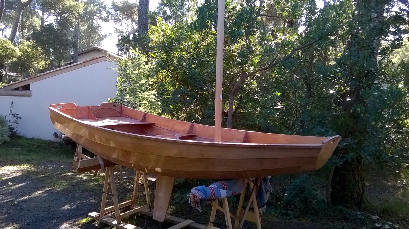 Jean-Fran&ccedil;ois nous envoie cette jolie image du magnifique PassageMaker Dinghy qu'il construit actuellement au Cap-Ferret avec les commentaires suivants : "Je ne r&eacute;siste pas au plaisir de vous envoyer cette photo de mon Passagemaker qui profite du magnifique soleil de Toussaint du Cap Ferret pour sortir du garage et accessoirement se faire poncer. 2 ans et demi que j'y travaille (seul) durant mes courtes p&eacute;riodes de cong&eacute; et c'est toujours le m&ecirc;me plaisir de retrouver ce projet qui commence &agrave; toucher &agrave; sa fin.&nbsp;