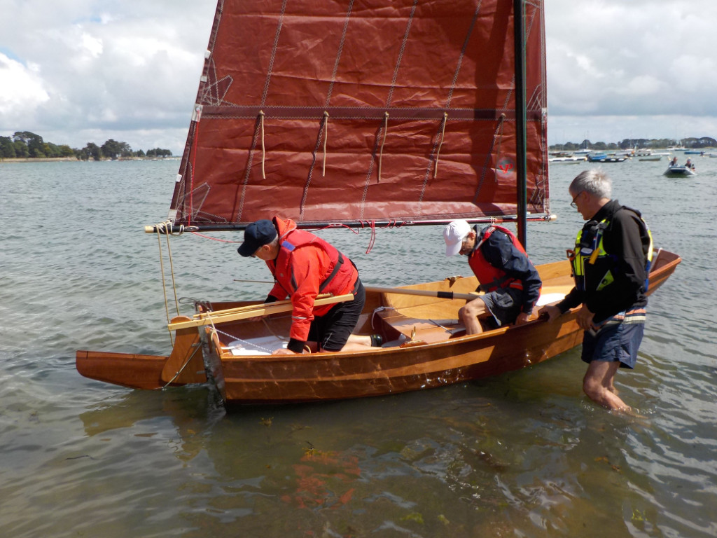 Mais avant cela, j'ai fait une autre construction accompagnée, celle d'un PassageMaker Dinghy avec Jean-Louis. Elle était originalement prévue en mars-avril, et nous l'avons donc finalement démarrée le 2 juin, dès le début de la phase 2 du déconfinement. Cette photo de Denis montre les essais du bateau sous la houlette de Pierre, à droite. Jean-Louis est au centre et c'est Philippe ç droite, venu essayer le bateau avant de me commander le sien, mais ce sera une autre histoire ! 