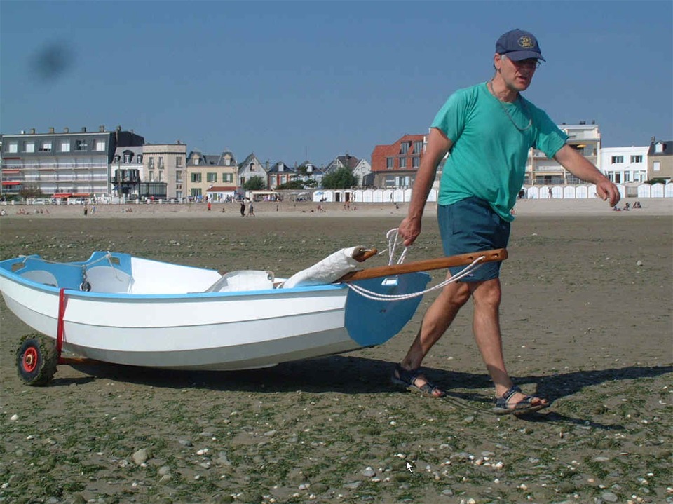 Les cinq photos suivantes m'ont été envoyées par Pierre, qui a construit cet hiver sa Prame d'Eastport, qu'il a baptisée "P'tit Piéjo". Voilà enfin venu le moment des essais en Baie de Somme. 