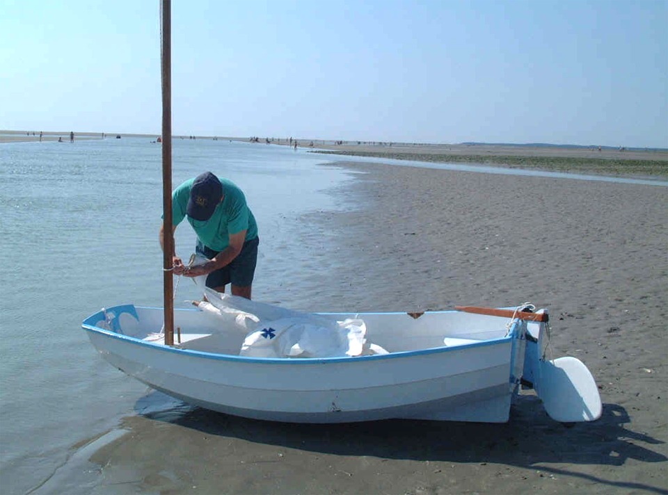 La marée a l'air assez basse et Pierre a du descendre assez loin pour atteindre l'eau. 