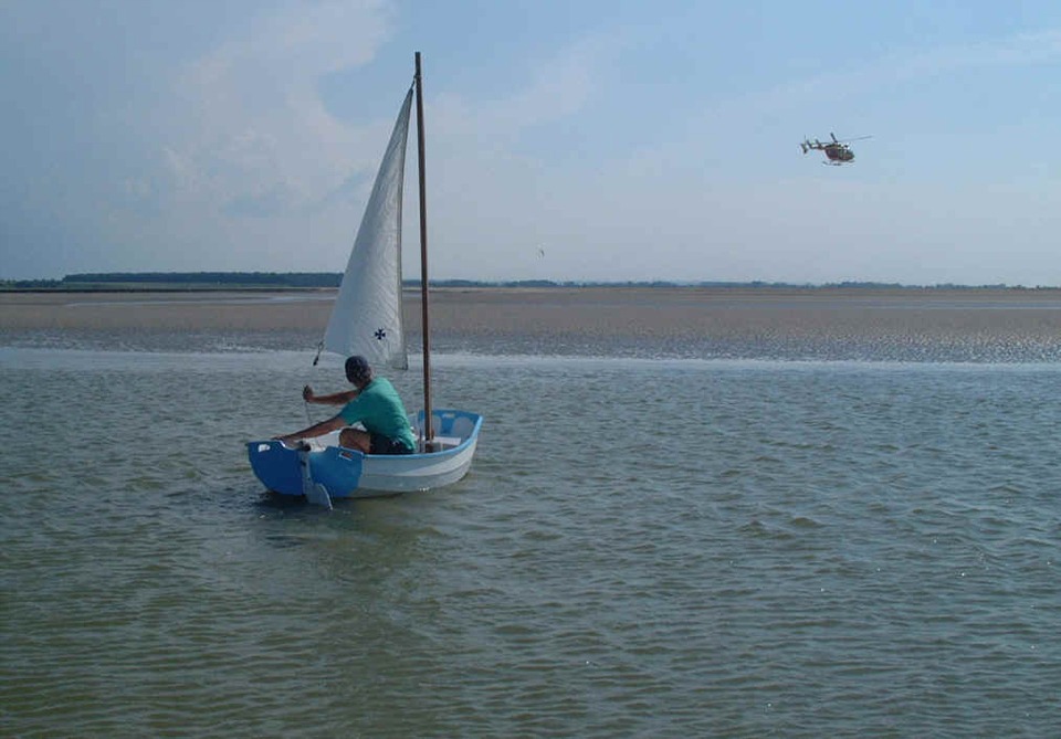 Premier essai avec un "mouchoir de poche" : un petit foc de dériveur, sous la surveillance inopinée d'un hélicoptère de la Protection Civile. Les fonds sont si plats en Baie de Somme que la marée remonte vite et il n'est pas rare que des pêcheurs à pied se fassent pièger et doivent être hélitreuillés. 