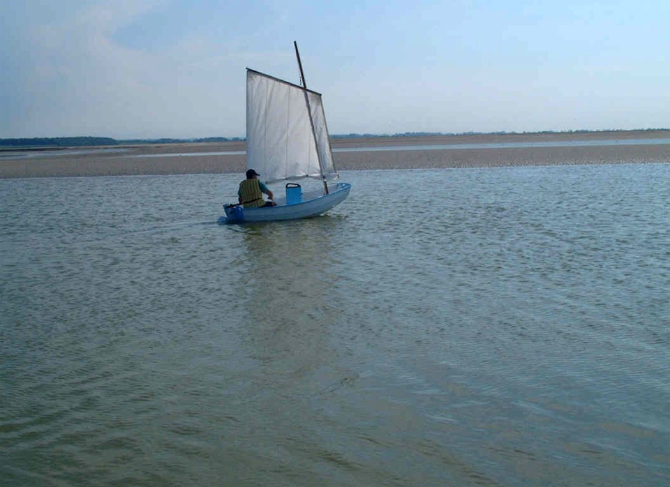 Pierre a pris un ris pour réduire la surface de sa voile. Il ne devrait pas rester sur le banc arrière, la Prame d'Eastport n'est visiblement pas dans son assiette ! 