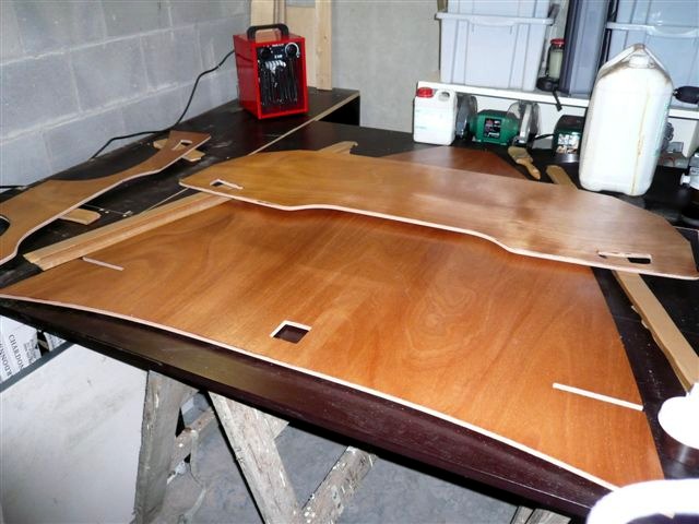 Et il a commenc&eacute; &agrave; impr&eacute;gner les pi&egrave;ces de son kit : ici, le tableau arri&egrave;re par-dessus le pontage avant. On aper&ccedil;oit aussi le doubleur de tableau sur la gauche. 