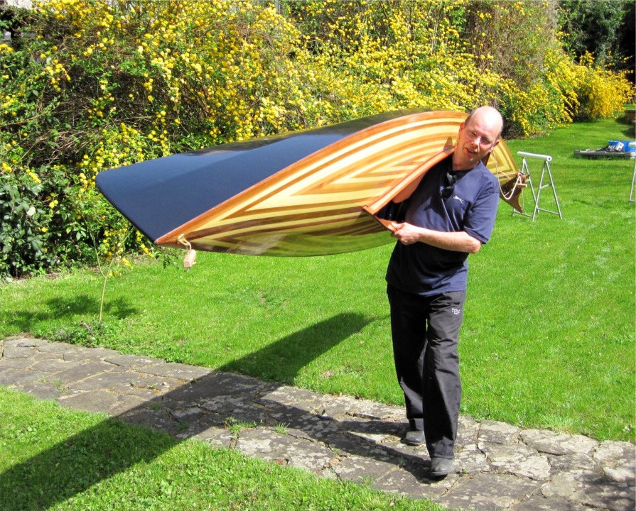 Je n'ai pas pu vérifier le poids du kayak (j'ai cassé mon peson à carpe), mais je pense qu'il doit tourner autour de 20 kg avec le gouvernail et son système de commande. 