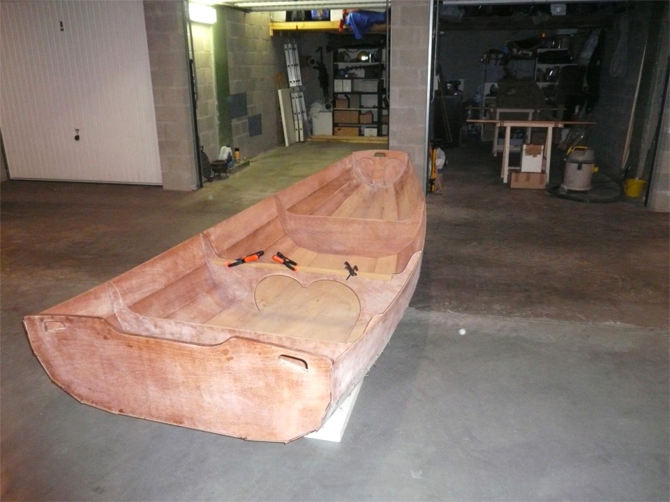 Patrick nous envoie des images de son PassageMaker qu'il a maintenant totalement fini de suturer, y compris toute la structure interne verticale. Et nous d&eacute;couvrons qu'il est bien pratique de disposer de deux garages cote &agrave; cote pour construire son bateau... 