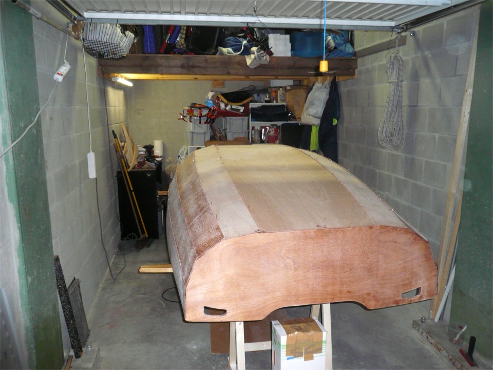 Patrick a install&eacute; son bateau &agrave; l'envers afin de proc&eacute;der au collage. 
