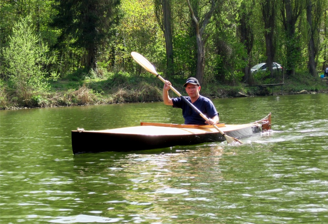 L'étrave est immergée jusqu'en haut du brion arrondi et à l'arrière la jonction des panneaux de fond et latéraux (le prolongement du bouchain supérieur) est nettement au-dessus de la flottaison, alors qu'on la voit souvent immergée sur les photos de Mill Creek 13 "standard". On profite ainsi de la plus grande longueur de flottaison et d'une coque mieux équilibrée. 