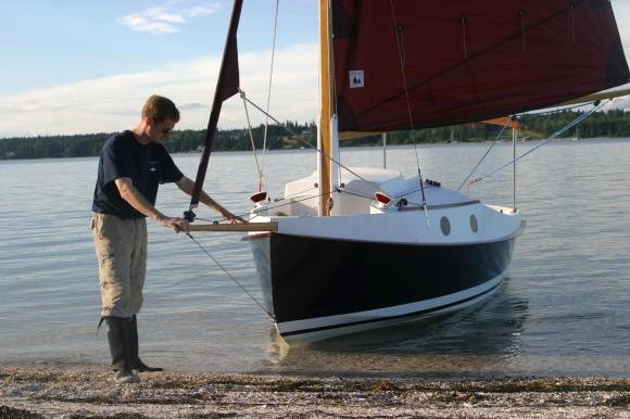 Mais en attendant, je passe le plus clair de mon temps sur la traduction du manuel de construction du PocketShip. Bruno m'a passé commande d'un kit pour construire le premier exemplaire de PocketShip de ce coté de l'Atlantique ! A suivre très bientôt dans ces pages. Sur cette photo, John C. Harris, son architecte, nous montre le prototype. 