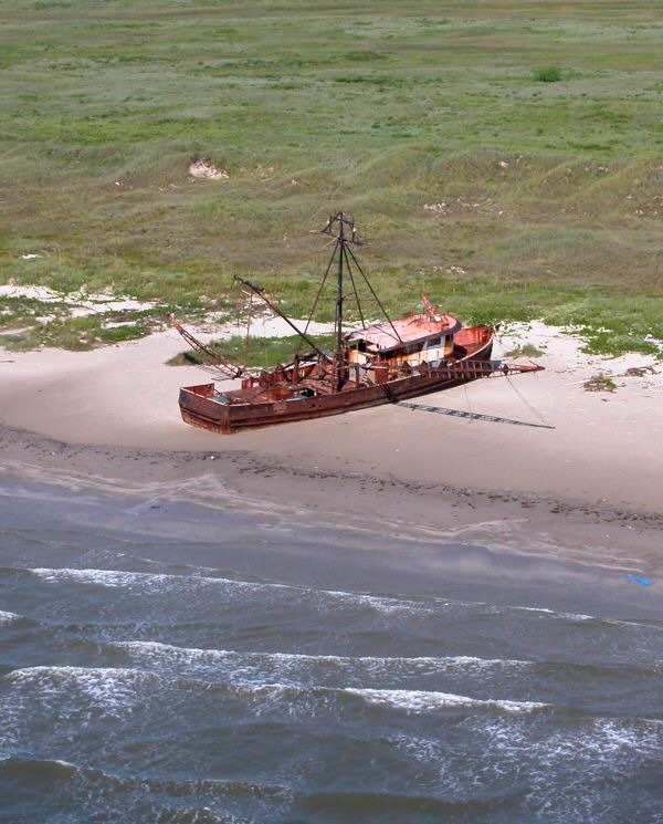 Un bon amarrage à quai nécessite 4 amarres : 2 pointes aux extrémités du bateau et deux gardes, montante et descendante. Les pointes maintiennent le bateau contre le quai et les gardes le maintiennent parallèle au quai, de sorte que les extrémités ne puissent pas toucher. 