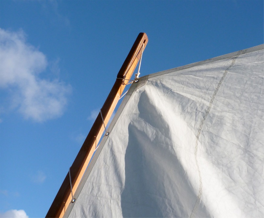 Jean-David a rehauss&eacute; son m&acirc;t pour pouvoir hisser sa voile allong&eacute;e. 