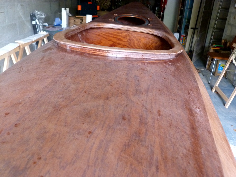 Et voici une autre photo que Jean-Fran&ccedil;ois m'envoie apr&egrave;s son retour du Golfe : l'&eacute;poxy a blanchi et s'est opacifi&eacute;e, car Jean-Fran&ccedil;ois ne l'avait pas vernie avant ses essais. Heureusement ce ph&eacute;nom&egrave;ne est facile &agrave; &eacute;liminer avec un tr&egrave;s l&eacute;ger pon&ccedil;age et en appliquant le vernis ou une nouvelle couche d'&eacute;poxy. Il ne concerne que la surface de l'&eacute;poxy, mais il est tr&egrave;s accentu&eacute; sur la "Greenpoxy" utilis&eacute;e par Jean-Fran&ccedil;ois, par rapport &agrave; la Sicomin SR5550 ou &agrave; l'&eacute;poxy PEC fournie avec nos kits. 