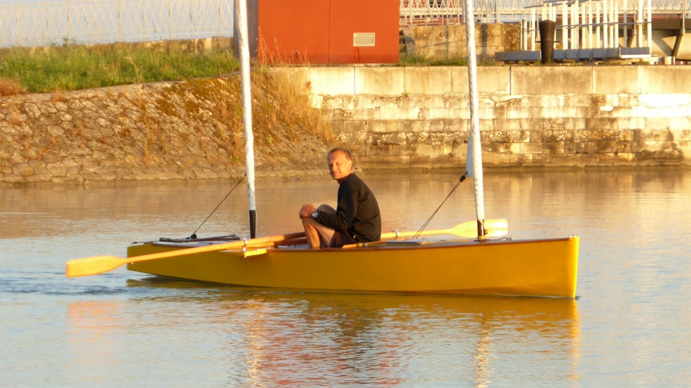 Le Brol de Gilles Montaubin, du Chantier M.E.R. en attente devant l'&eacute;cluse du Brault. Gilles s'&eacute;tait encore plus limit&eacute; sur son chargement, on voit l'exp&eacute;rience ! 
