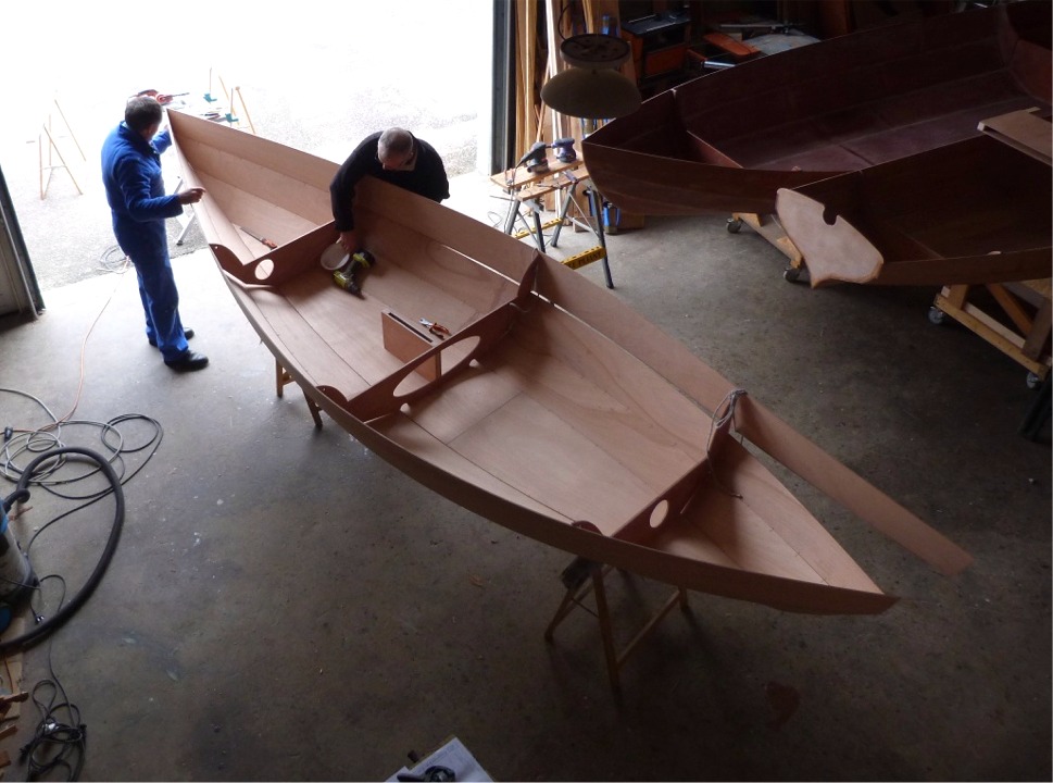 On aper&ccedil;oit derri&egrave;re Herv&eacute; l'arri&egrave;re du Grand Skerry &agrave; gauche et celui de la Yole de Chester &agrave; droite. Avec "Gustave", cela fait donc 4 bateaux en construction en m&ecirc;me temps : un peu beaucoup pour les 100 m2 de l'atelier... 