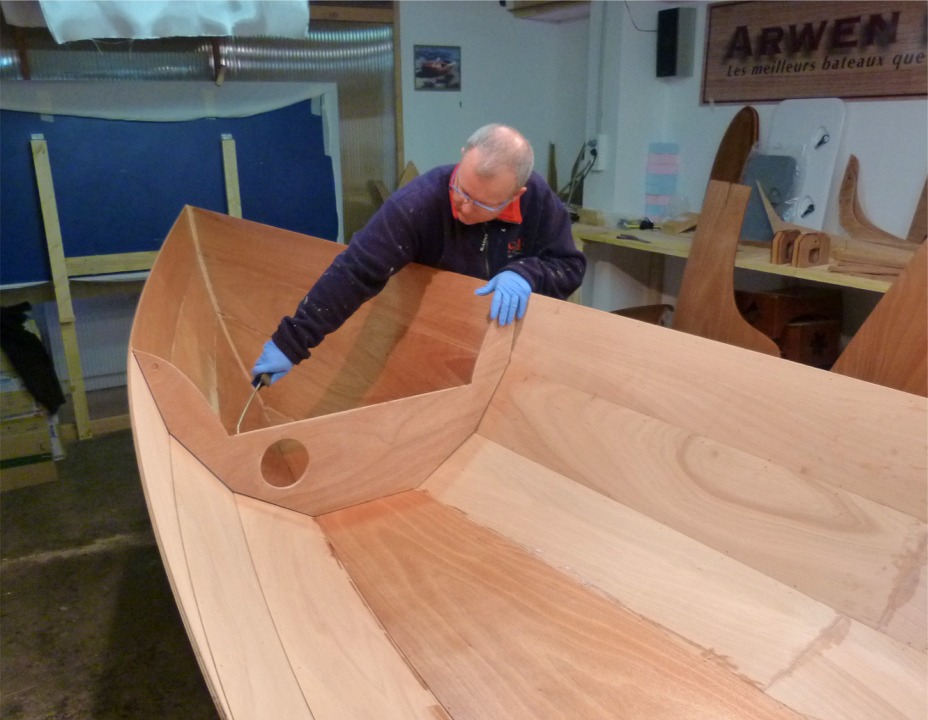 Puis Herv&eacute; passe au rouleau une couche d'impr&eacute;gnation sur toute la surface int&eacute;rieure, et nous allons ensuite faire les joints et boucher tous les trous des sutures, toujours sur l'int&eacute;rieur de la coque. Malheureusement, je n'ai pas fait de photos de cette phase, car on a rapidement de l'&eacute;poxy jusqu'aux coudes et la pression du temps (car l'&eacute;poxy durcit vite) fait que l'on pense &agrave; autre chose qu'&agrave; faire des images... 