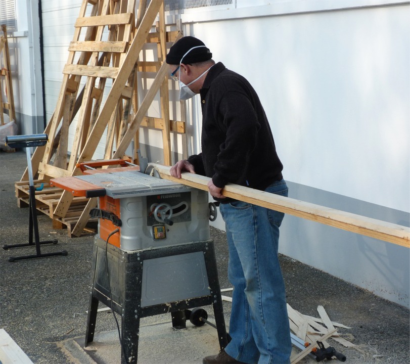 Herv&eacute; d&eacute;grossit sa b&ocirc;me sur la scie de table : il affine les extr&eacute;mit&eacute;s, toujours en section carr&eacute;e. C'est au rabot que nous continuerons ensuite de transfomer ces bouts de bois en espars. 