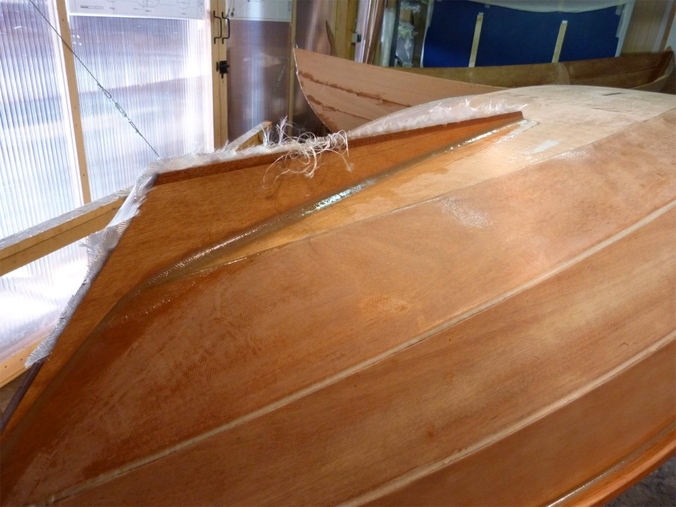 Pendant que l'&eacute;poxy de cette stratification durcit, je pose les renforts de fibre de verre de part et d'autre du skeg de "Gustave". 