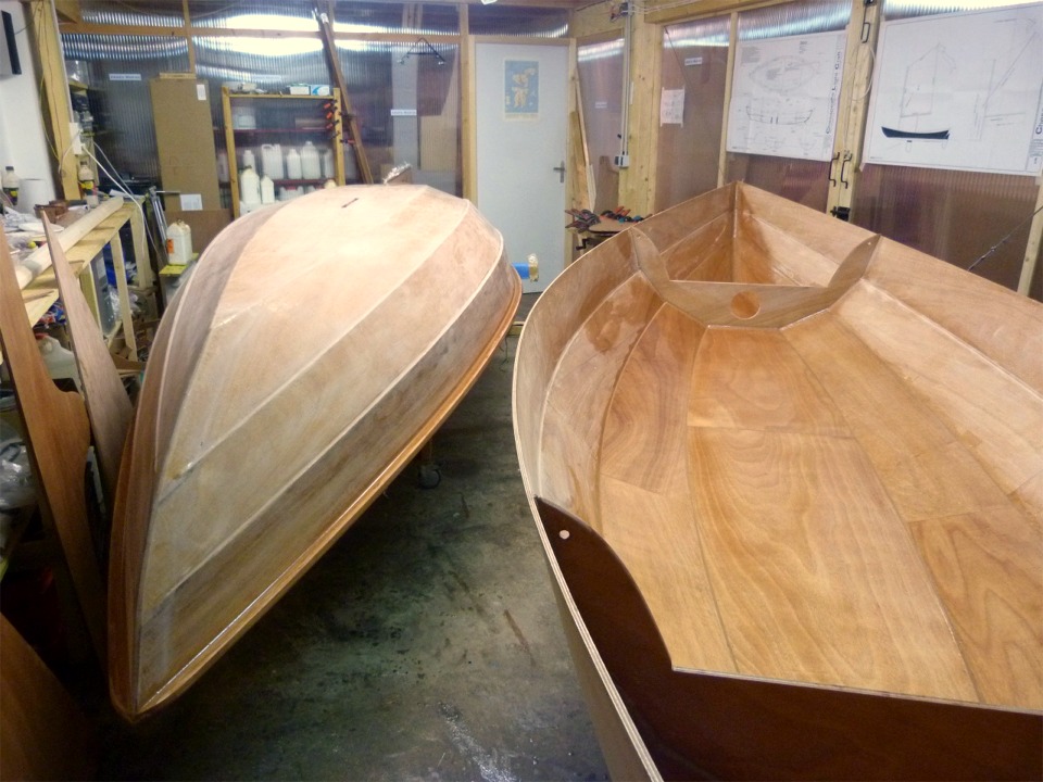 Les deux Skerry passent le maximum de temps dans l'espace chauff&eacute; sous la mezzanine car les nuits sont encore tr&egrave;s fra&icirc;ches et l'atelier n'est qu'&agrave; 10&deg;... 