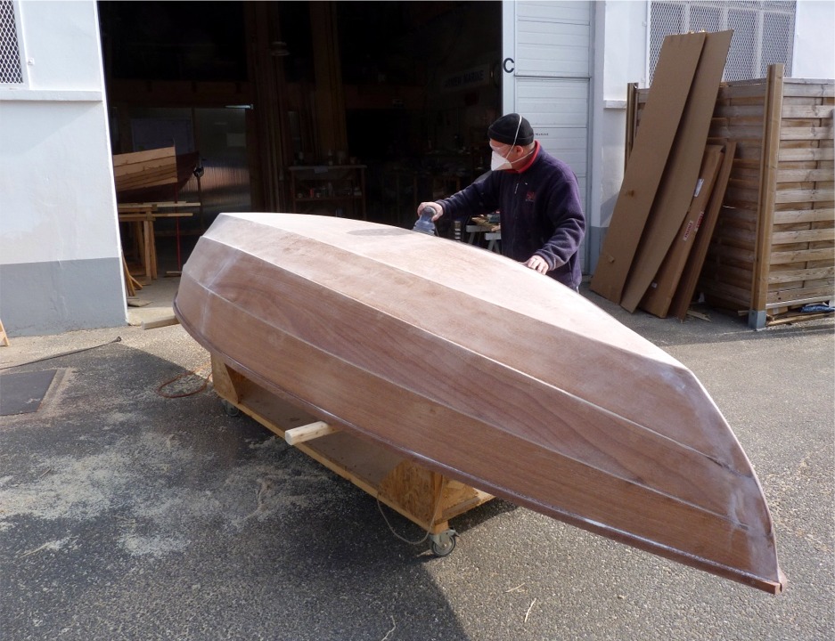 Et encore un pon&ccedil;age... Herv&eacute; pr&eacute;pare la coque pour la prochaine couche d'&eacute;poxy. 