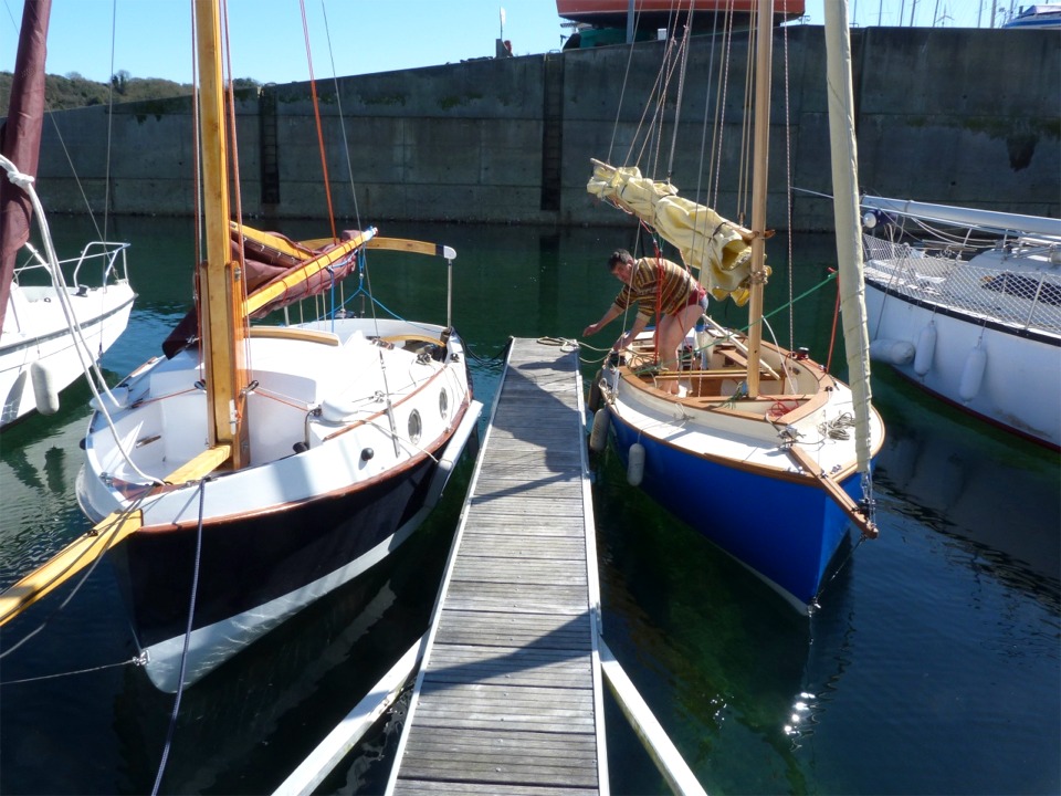 Le Monotype de Bréhat rejoint le PocketShip au ponton. Points communs : longueur, 4.50 m pour le Monotype et 4.52 m pour le PocketShip, déplacement lège autour de 350 kg pour les deux, mais si le PocketShip a 10 cm de largeur de plus, c'est le Monotype qui a le plus de surface de toile au près (18.30 m2 contre 13.80 m, il n'y aura pas photo en régate). 