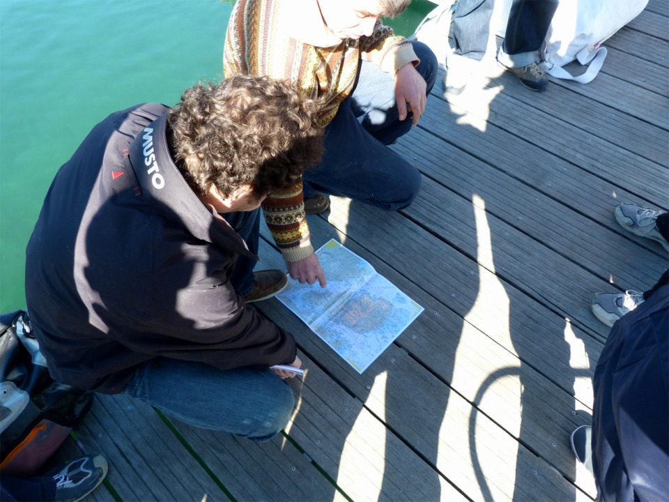 Gilles pointe quelques cailloux à Pierre-Marie sur cette carte de Bréhat. Nous allons sortir du Trieux pour aller mouiller dans l'anse de La Corderie, coté ouest de l'île. 