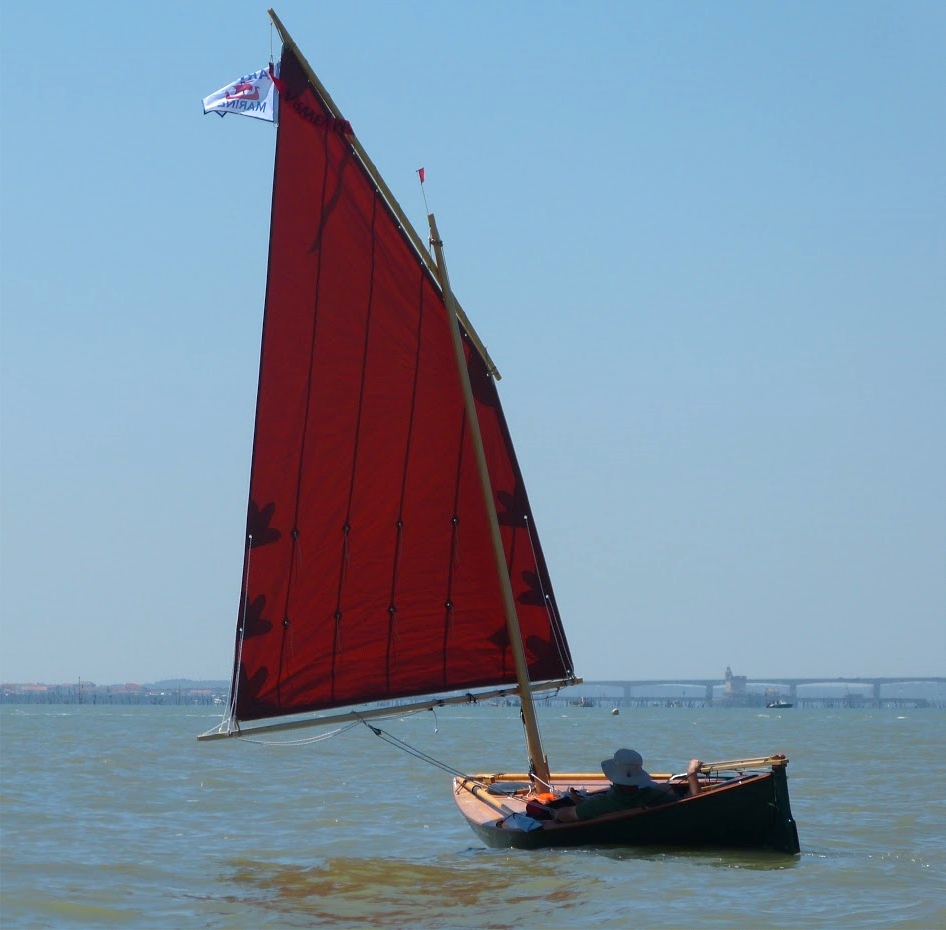 Il m'est arrivé de barrer en gardant la voile sur la fausse panne afin de rester à l'ombre de celle-ci, une tactique rarement nécessaire en Bretagne... 