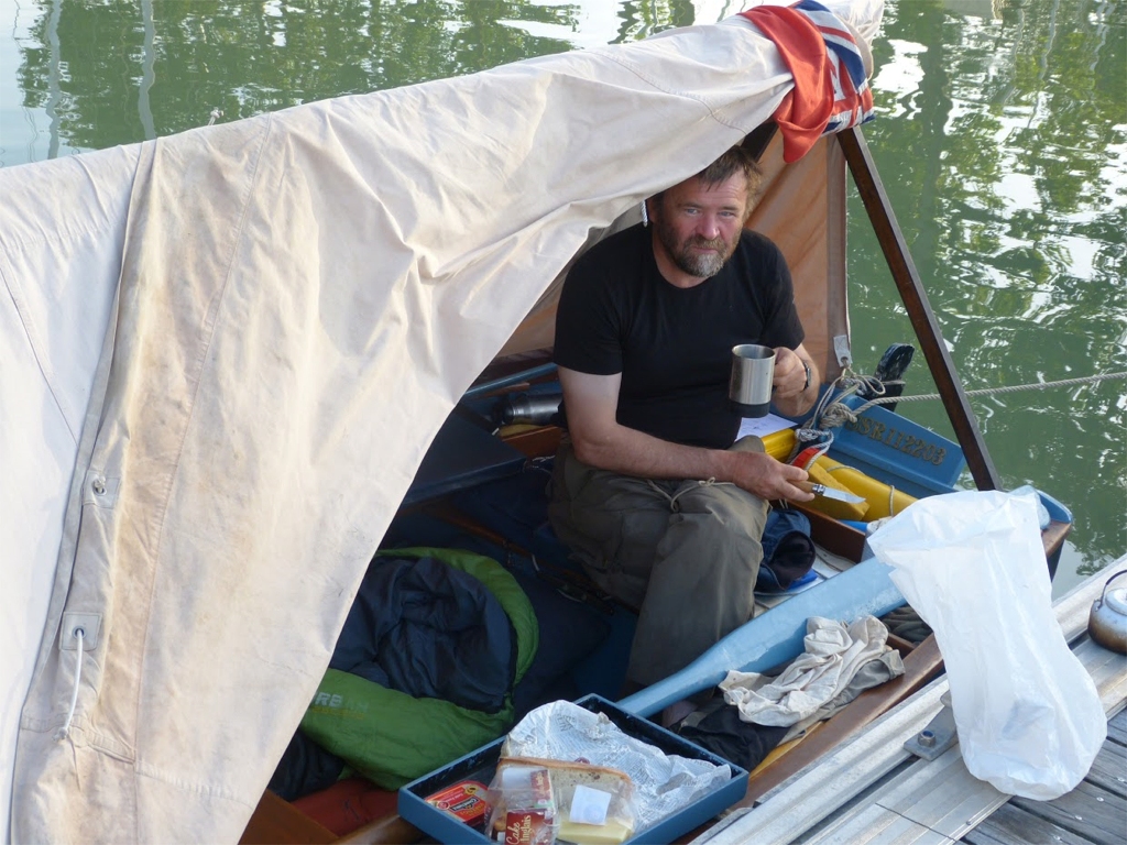 Et Roger prend le sien à bord d'Avel Dro