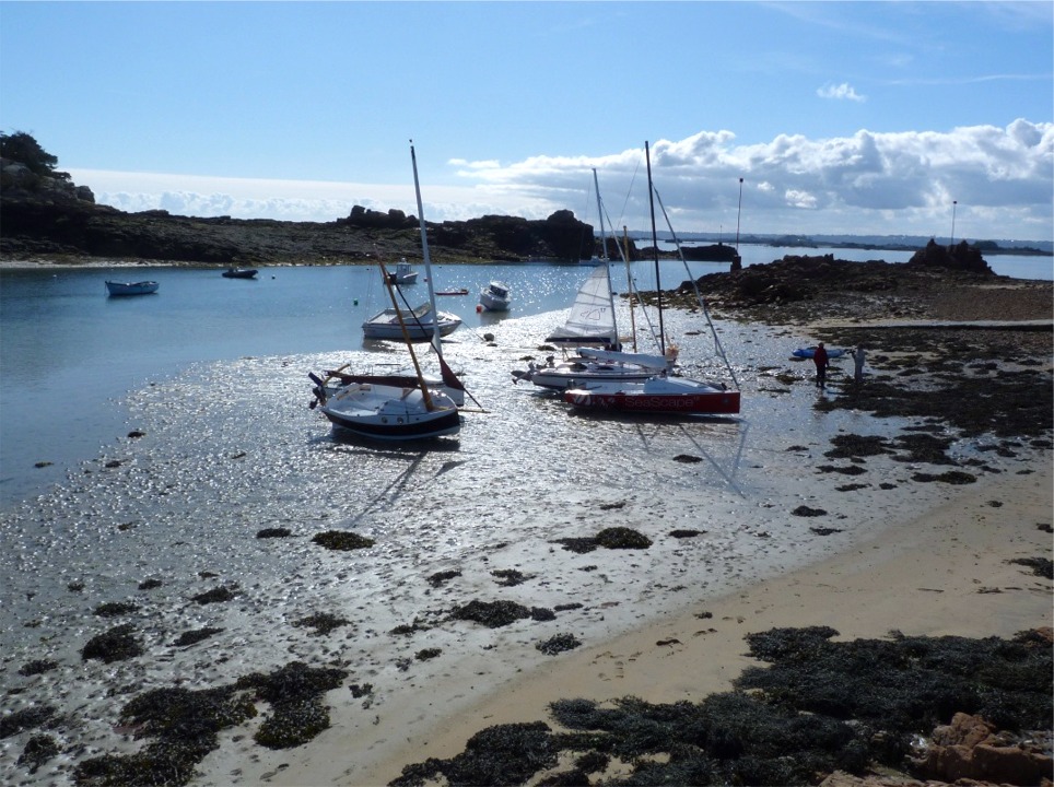 Nous avons calculé de rester échoués 3 heures pour faire des images des bateaux au sec, pique niquer et découvrir les chemins du sud de l'île pour ceux qui ne la connaissaient pas. 