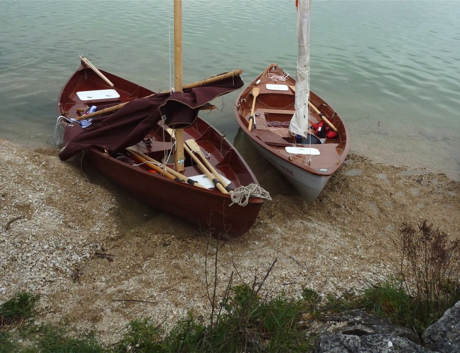 Isabelle m'envoie cette image de mon Grand Skerry "Gandalf" (Skerry agrandi de 20% dans les trois dimensions) &agrave; cot&eacute; du Doris 17 "Paprika" d'Olivier. "Gandalf" ne fait qu'un pied de plus en longueur hors tout que "Paprika", mais il fait aussi 22 centim&egrave;tres de plus au bau maximum et une dizaine de centim&egrave;tres de creux en plus. Par contre il est sans doute deux fois plus lourd (je ne l'ai pas encore pes&eacute;). Et j'ai honte du triste &eacute;tat dans lequel j'ai (s&ucirc;rement temporairement) laiss&eacute; la voile de "Gandalf"... 