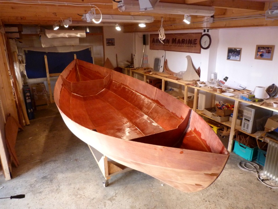 La saturation de l'ensemble du tissu m'a pris 4 heures de travail ininterrompu ! Je ne pense pas renouveller l'expérience (des trois couches de tissu), ou alors avec une technique plus sophistiquée que la "squeegee" (infusion sous vide, par exemple). En effet, il est très laborieux d'évacuer toutes les bulles d'air qui sont prisonnières entre les couches de tissu... La rêgle qui stripule que l'on utilise le même poids de résine que celui du tissu s'est vérifiée, et j'ai mixé 2160 ml d'époxy pour saturer tout le tissu de verre. Je ne mixais que 240 ml à la fois, car l'époxy que j'utilise commence à durcir au bout d'une heure à 20°C. 