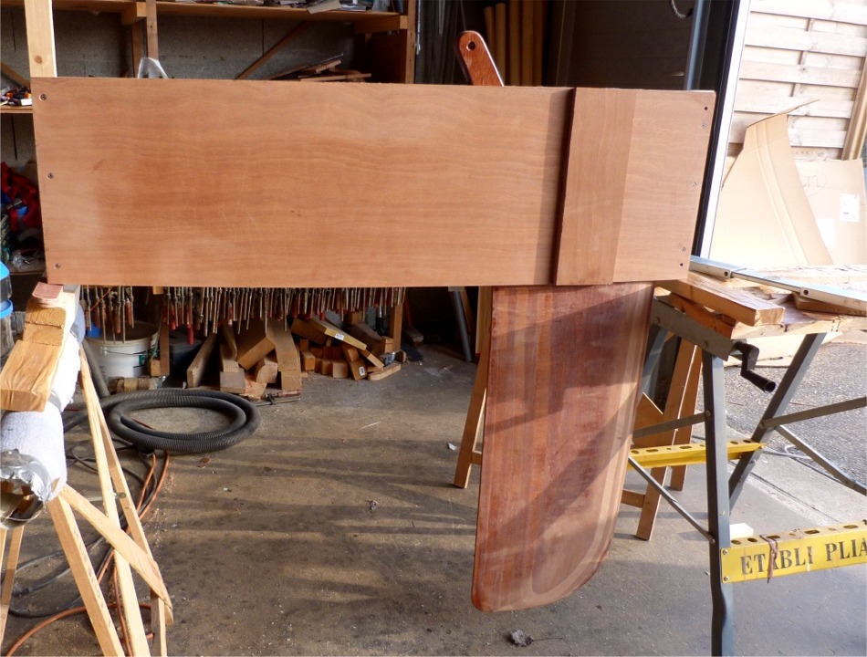 J'ai calé le puits de sorte que le dessus soit horizontal, et la dérive est sortie à 90°, sa postion normale pour le près. Le tirant d'eau sera de 0.95 m dérive basse, et 0.25 m dérive haute. On voit que j'ai un peu retravaillé l'avant du profil de la dérive. 