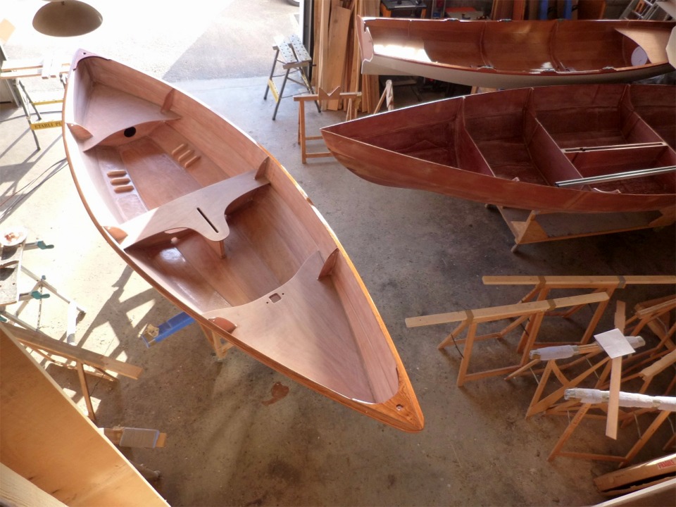 Après ce ponçage, j'ai passé une nouvelle couche d'époxy sur les listons et les guirlandes, car ce sont les pièces qui seront les plus exposées aux mauvais coups. 