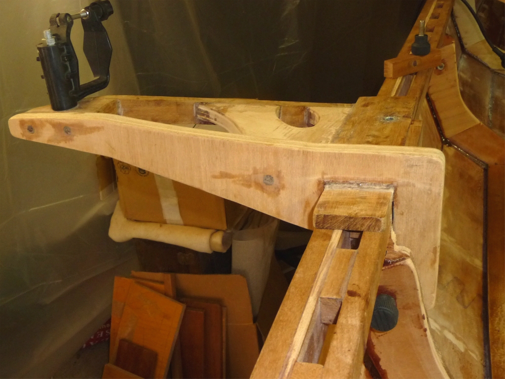 M&ecirc;me photo prise d'avant en arri&egrave;re. Jean-claude me dit que le portant est fabriqu&eacute; avec du contreplaqu&eacute; de 19 mm et un bois tropical, mais alors vraiment trop ! En effet, il est tr&egrave;s dur &agrave; travailler, mais Jean-Claude ne se rappelle plus ce que c'est comme bois. 